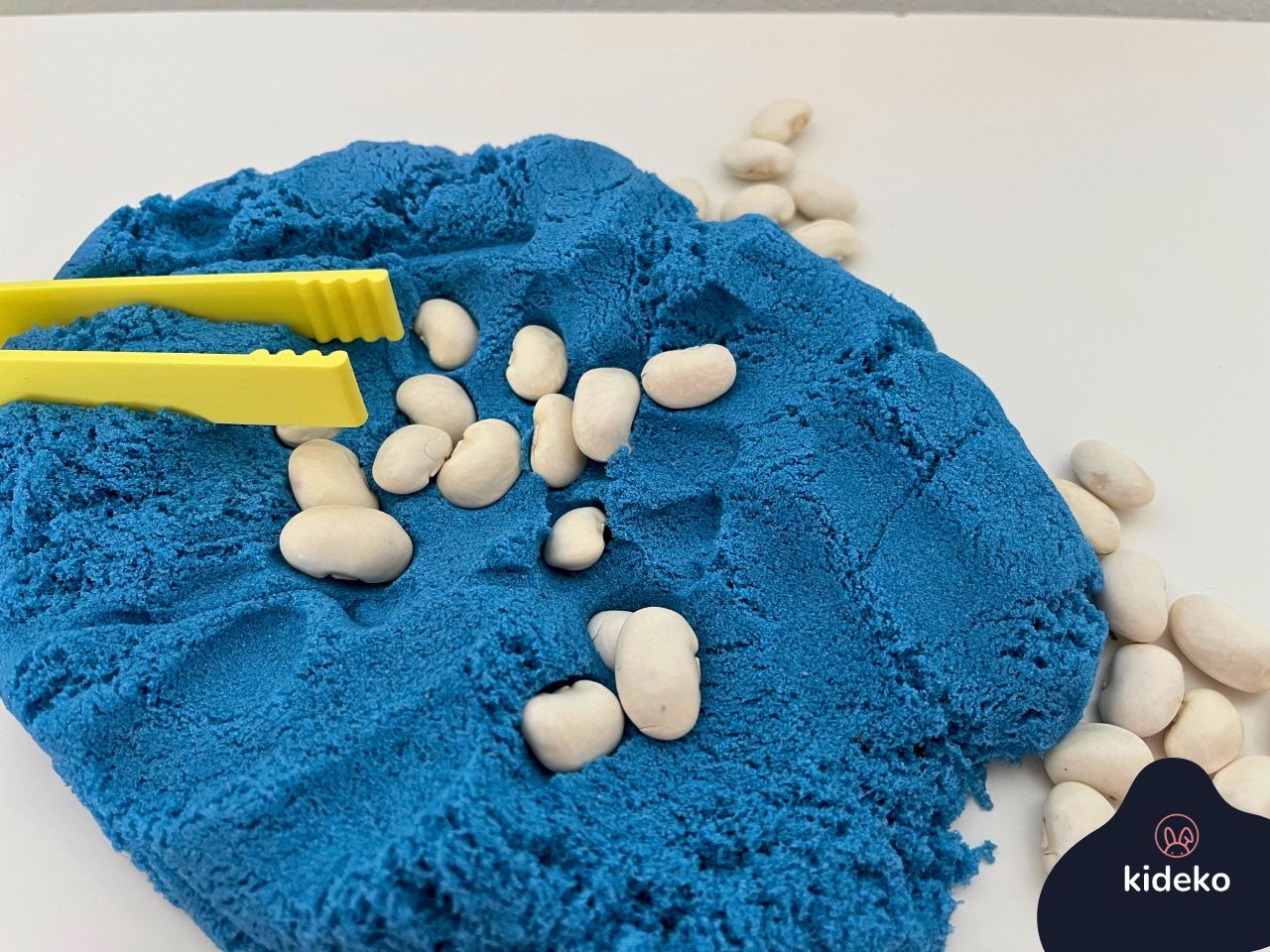 Kinetický piesok TUBAN Blue s fazuľkami a pinzetou